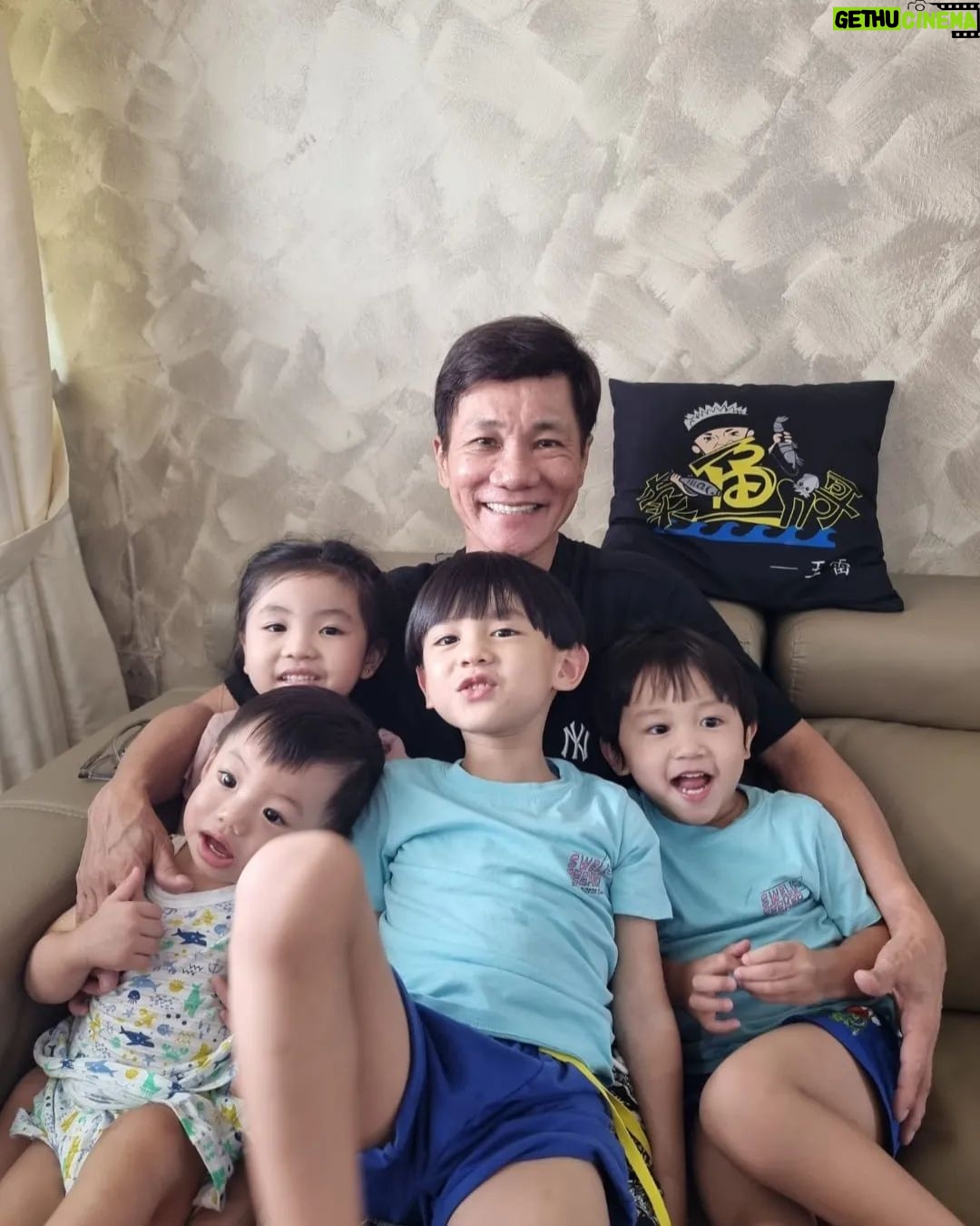 Wang Lei - 1.2K Likes - 年龄大了,和朋友聚会少了,但是和孙子在一起时间多了,都是一样幸福!
#休息日
#家庭日