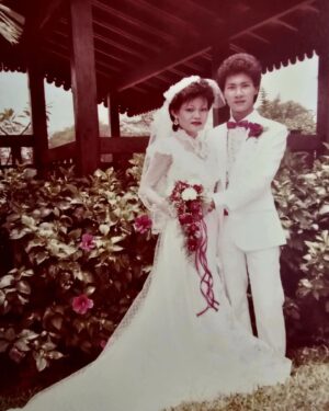 Wang Lei Instagram - 我们辛苦走过了40年，我们在一起生活了40年，我们结婚了40年了!❤️❤️❤️
我们继续走下去，我会继续陪你多40年!🤣
#40年红宝石婚 
#我们结婚40年了