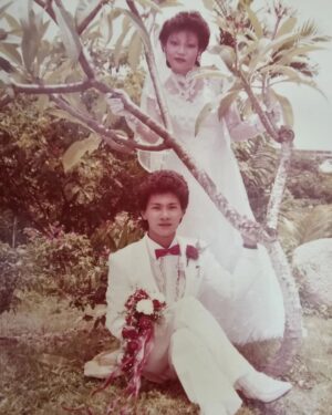 Wang Lei Instagram - 我们辛苦走过了40年，我们在一起生活了40年，我们结婚了40年了!❤️❤️❤️
我们继续走下去，我会继续陪你多40年!🤣
#40年红宝石婚 
#我们结婚40年了