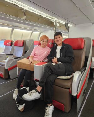 Wang Lei Instagram - 回家了🇸🇬🇸🇬🇸🇬
结束了韩国12天的直播，回家看孙子了。🤣🤣🤣
下一站~青藏高原✌️✌️
#我是直播带货员
