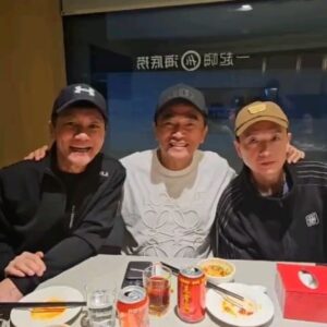 Wang Lei Instagram - 来了，来了，宪哥的新产品来了!
今晚宪哥，小钟，王雷将会在韩国发布新的产品!🇰🇷🇰🇷🇰🇷
今晚8.30脸书直播见!