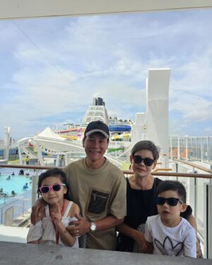 Wang Lei Instagram - 人生到了退休年龄，希望余生的日子，可以多和孙子出去玩！！
#我们是直播带货员 
#邮轮普吉岛直播之旅