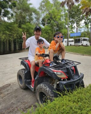 Wang Lei Instagram - 人生到了退休年龄，希望余生的日子，可以多和孙子出去玩！！
#我们是直播带货员 
#邮轮普吉岛直播之旅