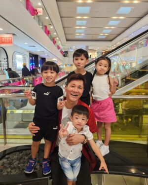 Wang Lei Instagram - 暂时沒飞了，在新加坡过年了！🧧🧧
今天休息日，带孙子去逛街！😝
#我是直播带货员
