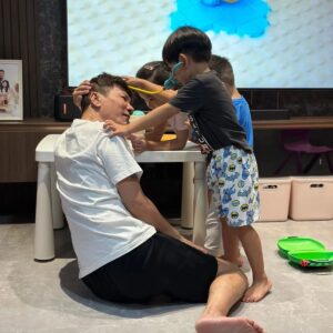Wang Lei Instagram - 幸福其实就是那么简单!🤣🤣🤣
原来陪孙子玩是这样开心的!🤣🤣🤣
