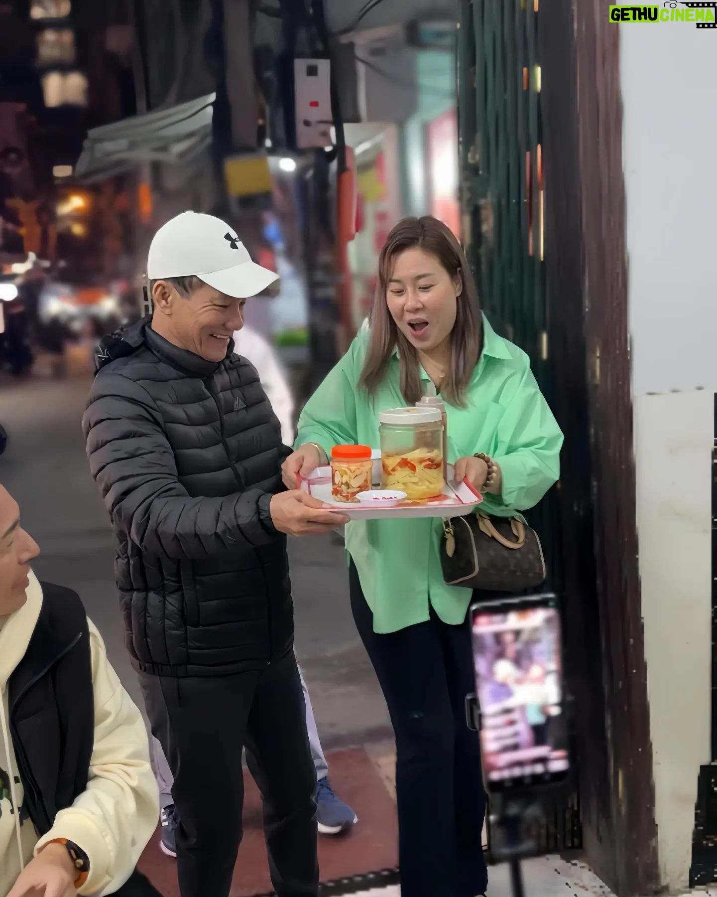 Wang Lei - 1K Likes - 我们都是第一次来河内🇻🇳,喜欢这里的天气(12度),这里美食太多了!👍👍👍
#越南直播之旅