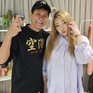 Wang Lei Instagram - 終於跟我相似了四年多的網友 #王雷
真人相見歡啦❤️
當初透過網路直播我們相識熟識，但礙於疫情一直無法相見！！

這回終於見到面了～
見面的時候真的超開心因為四年多透著屏幕的一來一往就這樣變成我們開始的話題！

但在這裡我要特別感謝那麼多 #馬來西亞 #新加坡 的朋友用心愛著我，身為新馬幫幫主真的好開心好感動，我也好愛好愛你們喔，希望未來能夠有更多見面的機會❤️

再來是一段所謂的 #天作之合 我和王雷 @gaoxiaomaiyuge 一見面彷彿認識了一輩子，尤其我們之間那種說都不用說第一次就有的神默契，真的超級有趣😂

大家會希望我跟王雷合體來個 #甜雷 一起帶給大家更多歡樂嗎？與驚喜嗎？

另外謝謝 @ob_design @obsess_official 的衣服❤️
完完全全是棉花糖女孩的好閨蜜身體再大都穿的下而且很美喔❤️

對了大家都不知道的一件事…..
王雷居然是 #米苔目 的乾阿公 他還是第一個認的喔🤣