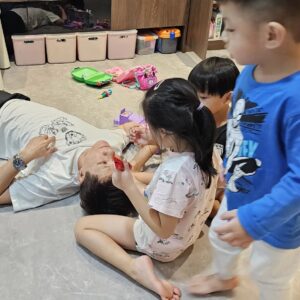 Wang Lei Instagram - 幸福其实就是那么简单!🤣🤣🤣
原来陪孙子玩是这样开心的!🤣🤣🤣