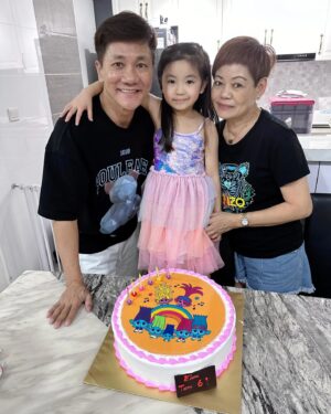 Wang Lei Instagram - 阿公祝你永远快乐，幸福，健康!
生日快乐!
#王靖雯