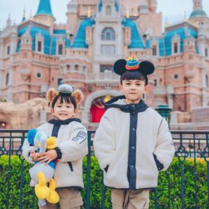 Wang Lei Instagram - 两个帅气的孙！！！
你们的帅已经超越阿公了！🤭🤭🤭
#卖鱼孙