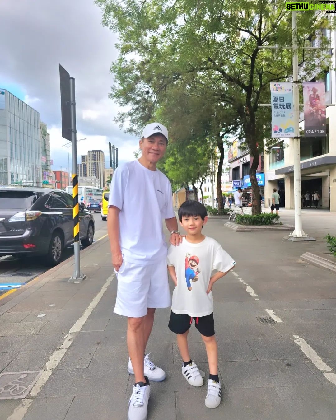 Wang Lei - 1.1K Likes - 我这个孙还蛮帅的!🤣🤣🤣
#记住阿公的话
#长大后千万别当记者
#我是直播带货员
