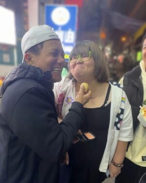 Wang Lei Instagram - 我们都是第一次来河内🇻🇳，喜欢这里的天气(12度)，这里美食太多了！👍👍👍
#越南直播之旅