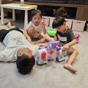 Wang Lei Instagram - 幸福其实就是那么简单!🤣🤣🤣
原来陪孙子玩是这样开心的!🤣🤣🤣