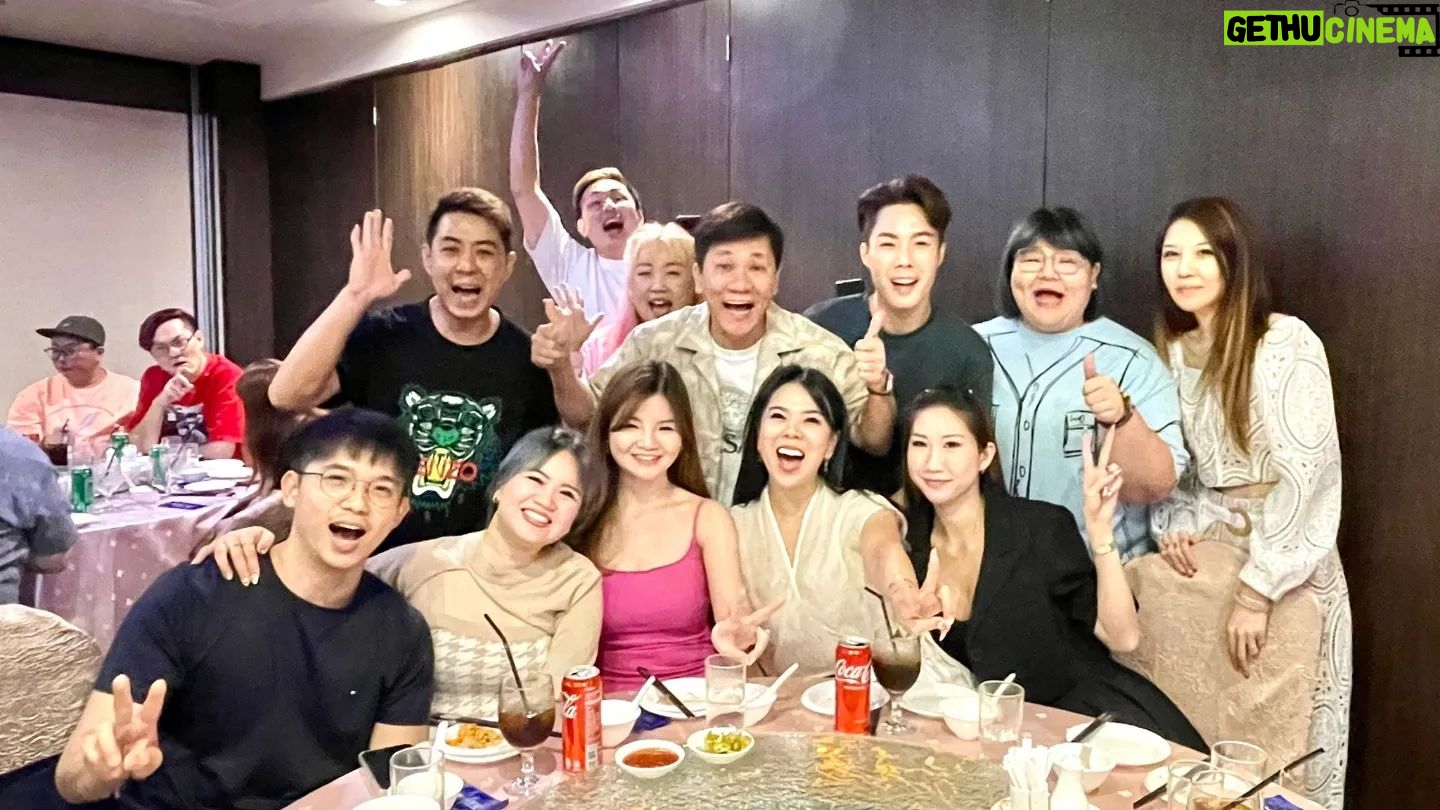 Wang Lei - 1.3K Likes - 要过年了,邀请了工作伙伴一起捞生,算是感谢宴会吧,兴旺发啊🧧🧧🧧🧧🧧
感谢我的工作伙伴,带我的团队四处飞,我可以半工作又可以半旅游!😂😂😂😂😂
希望我们2024年继续飞,把好的产品带给我们的网友,祝所有和我合作的商家,生意兴隆,财源广进,龙年行大运!
#下一站越南河内台湾韩国澳洲纽西兰
#我们都是直播代购员
#兴旺发
#感谢卖鱼哥团队