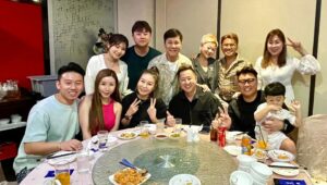 Wang Lei Instagram - 要过年了，邀请了工作伙伴一起捞生，算是感谢宴会吧，兴旺发啊🧧🧧🧧🧧🧧
感谢我的工作伙伴，带我的团队四处飞，我可以半工作又可以半旅游!😂😂😂😂😂
希望我们2024年继续飞，把好的产品带给我们的网友，祝所有和我合作的商家，生意兴隆，财源广进，龙年行大运!
#下一站越南河内台湾韩国澳洲纽西兰
#我们都是直播代购员
#兴旺发
#感谢卖鱼哥团队