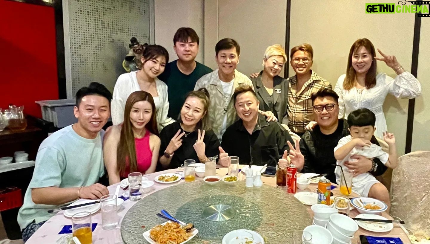 Wang Lei - 1.3K Likes - 要过年了,邀请了工作伙伴一起捞生,算是感谢宴会吧,兴旺发啊🧧🧧🧧🧧🧧
感谢我的工作伙伴,带我的团队四处飞,我可以半工作又可以半旅游!😂😂😂😂😂
希望我们2024年继续飞,把好的产品带给我们的网友,祝所有和我合作的商家,生意兴隆,财源广进,龙年行大运!
#下一站越南河内台湾韩国澳洲纽西兰
#我们都是直播代购员
#兴旺发
#感谢卖鱼哥团队