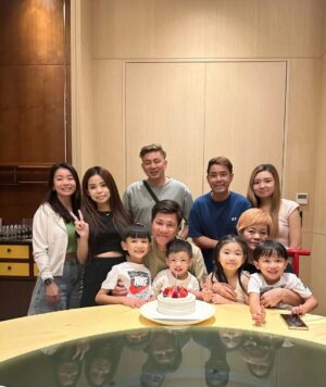 Wang Lei Instagram - 祝大家父亲节快乐！
#我是直播带货员
#我的家庭