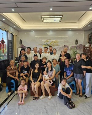 Wang Lei Instagram - 这次的厦门直播之旅，对我来讲，意义非常重大，因为可以顺便回乡探亲了，我是福建诏安人，隔了25年再赴我的祖先地~福建漳州东山岛去找我亲戚，虽然是短短相聚几个小时，也算了我多年来的心愿，感谢祖先保佑，也祝福他们合家平安!🥰
今天又要去泉州直播了!
#我们是直播带货员
#飲水思源之旅