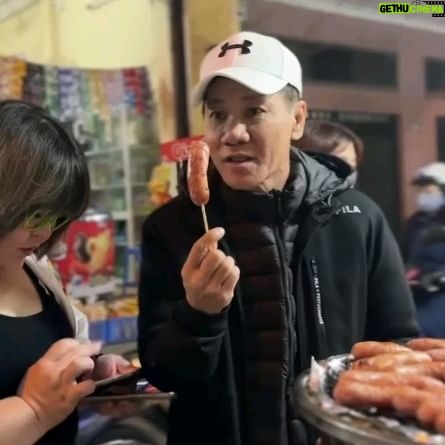 Wang Lei - 1.5K Likes - 我们三个神经病,一起在越南河内吃香肠。🤣🤣🤣🤣
王雷~新加坡
郑盈盈~馬来西亞
小钟~台湾
#今晚9点继续在脸书直播
#越南河内🇻🇳🇻🇳🇻🇳🇻🇳