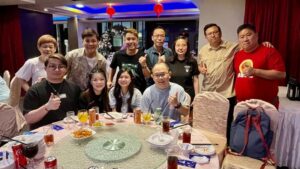 Wang Lei Instagram - 要过年了，邀请了工作伙伴一起捞生，算是感谢宴会吧，兴旺发啊🧧🧧🧧🧧🧧
感谢我的工作伙伴，带我的团队四处飞，我可以半工作又可以半旅游!😂😂😂😂😂
希望我们2024年继续飞，把好的产品带给我们的网友，祝所有和我合作的商家，生意兴隆，财源广进，龙年行大运!
#下一站越南河内台湾韩国澳洲纽西兰
#我们都是直播代购员
#兴旺发
#感谢卖鱼哥团队