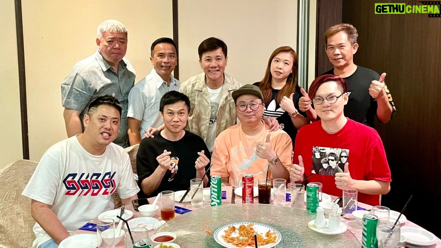 Wang Lei - 1.3K Likes - 要过年了,邀请了工作伙伴一起捞生,算是感谢宴会吧,兴旺发啊🧧🧧🧧🧧🧧
感谢我的工作伙伴,带我的团队四处飞,我可以半工作又可以半旅游!😂😂😂😂😂
希望我们2024年继续飞,把好的产品带给我们的网友,祝所有和我合作的商家,生意兴隆,财源广进,龙年行大运!
#下一站越南河内台湾韩国澳洲纽西兰
#我们都是直播代购员
#兴旺发
#感谢卖鱼哥团队