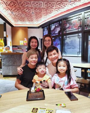 Wang Lei Instagram - 祝花拉生日快乐🧧
#我们是直播带货员