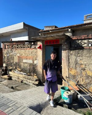 Wang Lei Instagram - 这次的厦门直播之旅，对我来讲，意义非常重大，因为可以顺便回乡探亲了，我是福建诏安人，隔了25年再赴我的祖先地~福建漳州东山岛去找我亲戚，虽然是短短相聚几个小时，也算了我多年来的心愿，感谢祖先保佑，也祝福他们合家平安!🥰
今天又要去泉州直播了!
#我们是直播带货员
#飲水思源之旅