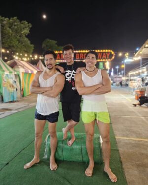 Wang Lei Instagram - 他们真的很壮
他们之前是泰国服装男模，疫情来袭转换跑道，去开了睡衣餐厅，结果爆红，餐厅天天滿座，你说他们的动作猥亵也好，黄色也好，说真的，他们真的很努力去经营他们的事业!
#一分耕耘一分收穫 
#泰国直播之旅