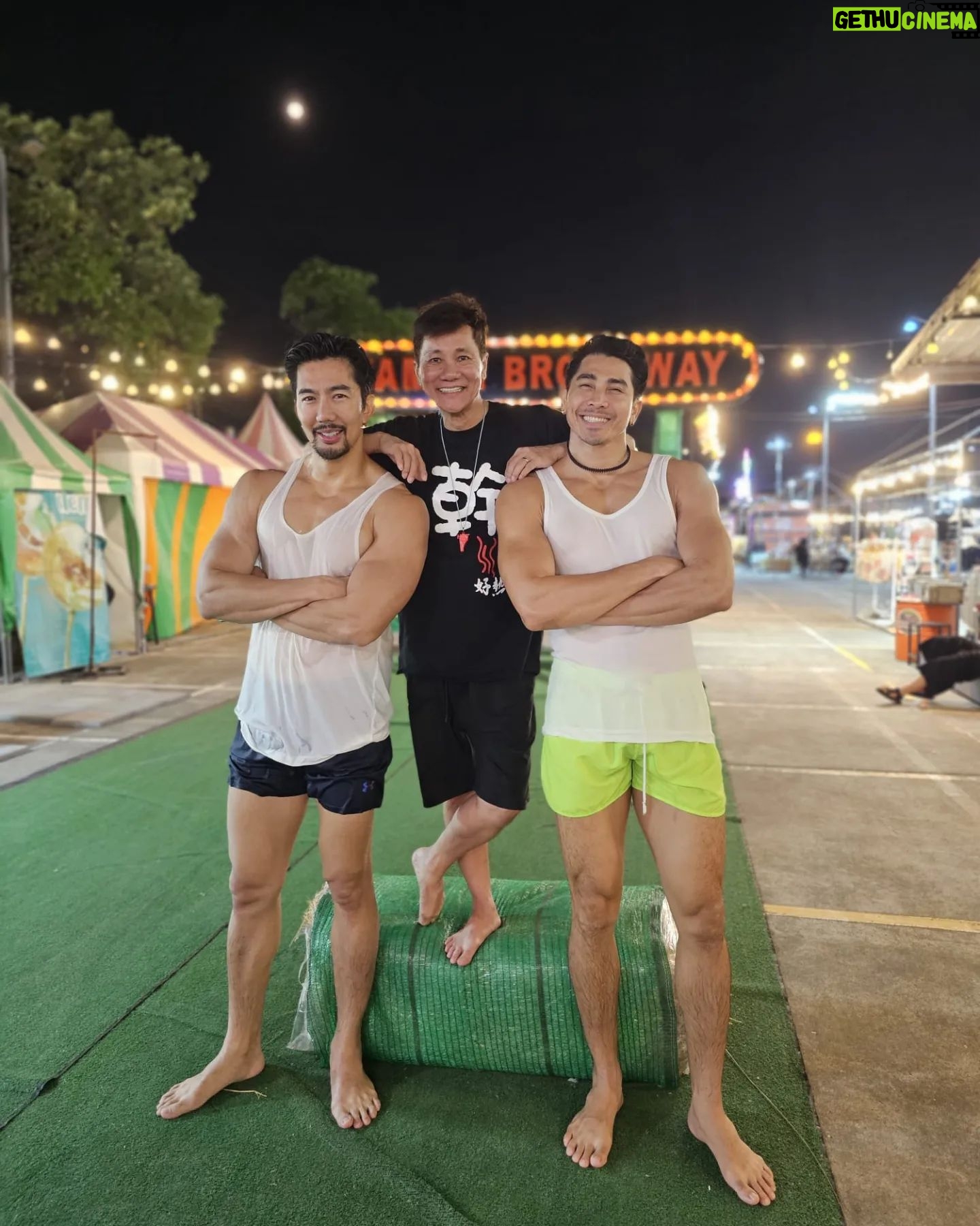Wang Lei - 1.1K Likes - 他们真的很壮
他们之前是泰国服装男模,疫情来袭转换跑道,去开了睡衣餐厅,结果爆红,餐厅天天滿座,你说他们的动作猥亵也好,黄色也好,说真的,他们真的很努力去经营他们的事业!
#一分耕耘一分收穫
#泰国直播之旅