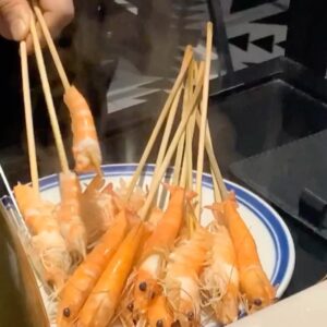 Wang Shuang Instagram - 热乎乎～
记住～吃虾要这么剥 。😂😂🤣