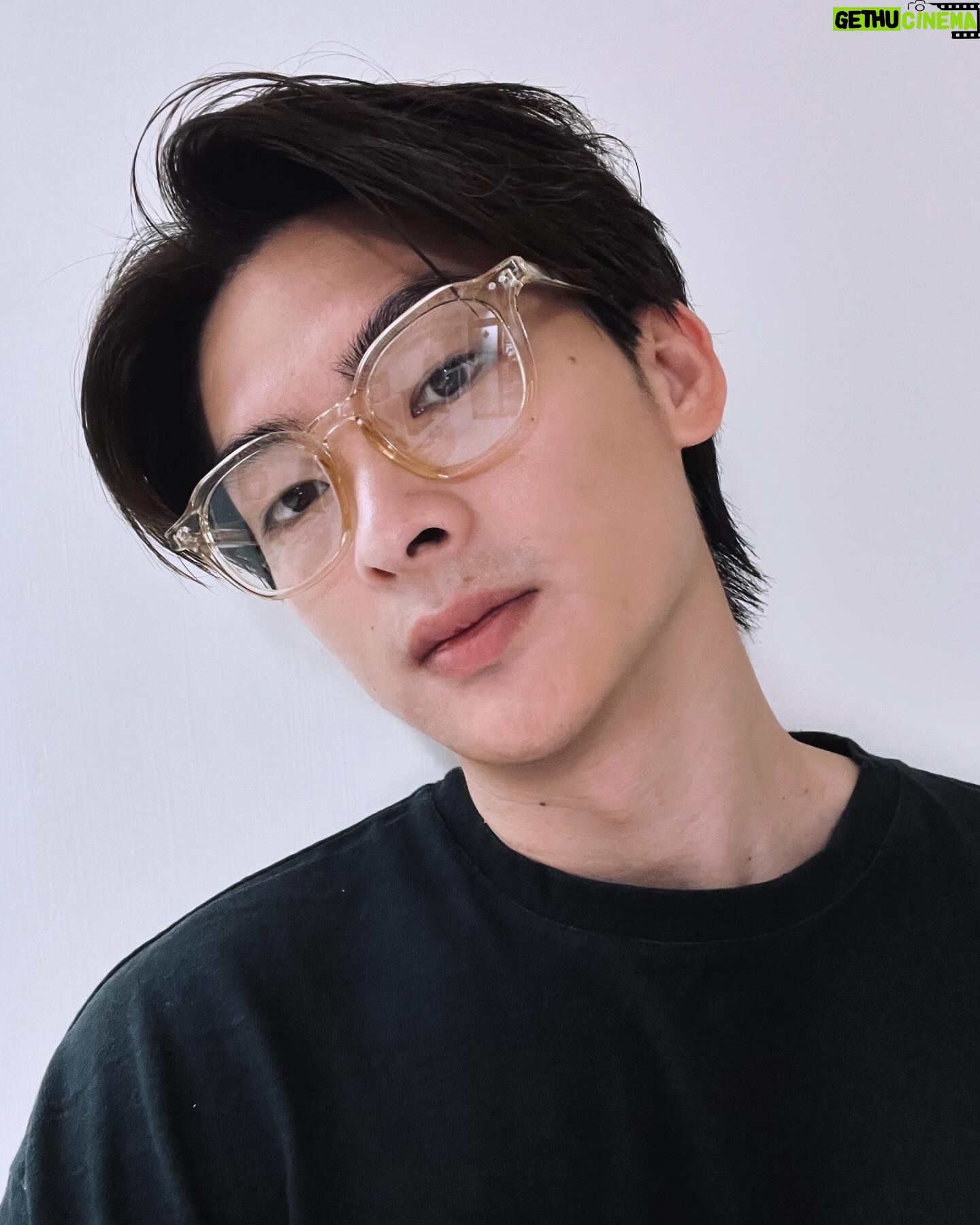 Wang Ting Yun - 1.2K Likes - 風靡了韓國藝人圈最新時尚寵兒「BLUE ELEPHANT」,憑藉著好入手的價格,以及無馬虎的細節提升,屢屢增益,每一季所推出的新設計也都有非常多樣化的選擇。
這次也很開心來擔任中山新光三越南西館的一日店長,雖然平常還是喜歡偏大鏡框的墨鏡,但當天也試戴了許多新潮的各種款式,發現自己還是喜歡偏大鏡框的款式🤣在炎熱的夏天希望大家趁著活動有折扣的時候可以多多去挑選自己喜愛的墨鏡🕶️
Hair : @terrencestudio
📷 : @benson_phot @dyc_lab_
【店鋪資訊】
◆BULE ELEPHANT 新光三越信義A11 1F
◆BULE ELEPHANT 新光三越台中中港B1
◆BULE ELEPHANT 新光三越南西三館 1F
【活動資訊】
LET’S SUMMER TIME 放鬆一夏吧!
活動區間: 即日起到7/31
活動內容: 全品項,單隻95折,兩隻9折(含以上)
<品牌單位保有最終修改、變更、活動解釋及取消本活動之權利>
@somethinglove_tw @blueelephant.co
#BLUEELEPHANT #blueelephant