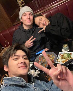 Wang Ting Yun Instagram - 2023有點漫長，後半年不太順利前陣子手機壞了，剩下的照片也不多，還好我是個記性好的人吧，希望新的一年可以順利平安拜託，也希望新的一年工作滿滿，也經歷痛苦不順的大家感謝你們讓我不孤單😂下坡走久了也該上坡了吧有夠長，先祝大家2024新年快樂，平安是福❤️