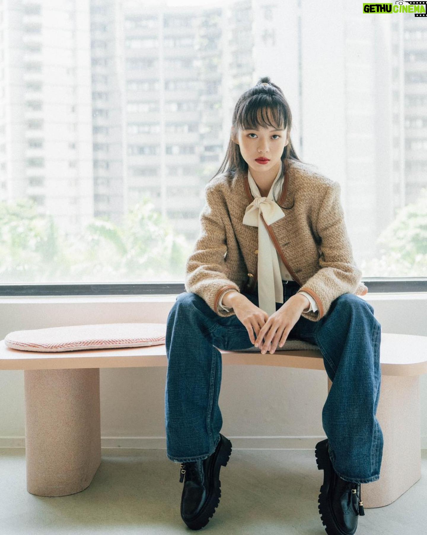 Wang Yu Ping - 1.1K Likes - 《我願意》首映!we’re finally here.
看著《我願意》中,李蓮心臉上的深紅胎記像一碗打翻的髒水在臉上漫開,於是那些貪婪的、妒忌的、渴望愛的情緒像一根根細針刺進心底,感覺刺痛的恍惚之間,我好像又一次被虛擬的故事提醒:所有的瘋狂與不堪都是真實的。謝謝《我願意》的劇組、團隊,我們在幸福慈光動力會相見吧!
Outfits all by @celine #celine
Photo @shouyayaya
Hair @juntsai__
Make up @shintsaimakeup
