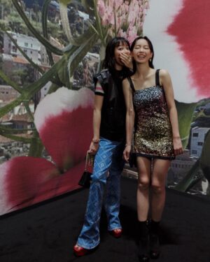 Wang Yu Ping Instagram - 於清晨時分降落戴高樂機場，嗡嗡鬧鬧的市井還沒展開，繁花燈火尚未點亮，眼前先是掠過以日與夜交界為背景的鐵塔，剛下過雨的地板朦朦晃晃，鐵塔像一片大海上停泊著的島嶼。此刻巴黎把時間變成一片汪洋，興奮看不見盡頭，我和香奈兒的航行於是啟程。

臨時大皇宮外早秋的溫度滑過肌膚，但時裝秀卻把我帶往了南法夏日假期的甜蜜。以Villa Noailees與幾何花園為設計背景的春夏新作，大膽且活潑，各式配件與幾何圖案相得益彰，宛如田園詩的呈現讓我完全忘卻了外頭的陰雨綿綿。

巴黎總是令人歡愉，歡愉巨大且有時難以掌握。每次來到這座城市，就像與老朋友的再相會，這位老朋友新穎又古典，狂放不羈又溫文儒雅，我對她總有數不盡的好奇心，而她也不吝向我展現自己萬花筒般的面容。

返家時刻香檳色的陽光綴在臉上，巴黎用法式熱吻向我道別，我把沿途風景和與香奈兒共築的回憶放在心上，城市的景色在機艙窗戶右下角逐漸消失，我還想再看一眼。

#CHANELSpringSummer 
Thanks @chanelofficial for the memorable trip.Cheers!