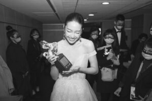 Wang Yu-xuan Instagram - 驚覺又過了一年，一年說短好像還是在某些煎熬時日放慢了，一年說長也是再努力一些就過了；今年將以不同的身份、同一份心站上舞台，更多的祝福，更多愛和熱情，期許大家玩的開心，也希望自己相隔一年站在台上能同樣感動、珍惜，呼，祝福一切。