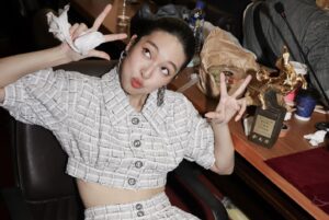 Wang Yu-xuan Instagram - 驚覺又過了一年，一年說短好像還是在某些煎熬時日放慢了，一年說長也是再努力一些就過了；今年將以不同的身份、同一份心站上舞台，更多的祝福，更多愛和熱情，期許大家玩的開心，也希望自己相隔一年站在台上能同樣感動、珍惜，呼，祝福一切。