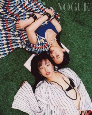 Wang Yu-xuan Instagram - #VogueECover  在彼此身上感受、學習並成長，她們似乎截然不同，卻又其實很像。

姐姐渝屏是一個很有要求的人，會替自己設規定，比方一週要運動三次，比方開始寫劇本的她，規定即使沒靈感，一天也必須在書桌前待五小時......，彷彿是一種限制，但她說，當你可以自我控制時，你的心其實是自由的；妹妹渝萱看似大大咧咧的隨興，卻是個徹頭徹尾的完美主義者，她知足卻又貪心的希望所有事都按自己的想法完成，心裡常天人交戰。

渝屏與渝萱不約而同走上表演之路，以表演為基底，揮灑屬於自己的獨特，就像一場雙人舞，她們踩踏著同樣的步伐，但書寫著不同軌跡，在行進中，各自燦爛。

🔗 看更多獨家精彩專訪內容，請點 @voguetaiwan 首頁連結

Talent: 王渝屏 ＠wang.yu.ping 王渝萱 ＠se8830

APAC Editorial Director: Leslie Sun @sunles
Project managing director: Amber Lo @yenchenlolo
Managing editor: Emma Huang @emmahuang1030

Photographer: Deon Wong @deonwong
Video Director: HsiangLin @hsiang0 
Director of Photography: Eric Chiang @chiang_shang_yun
Camera Assistant: Kenny Lee @bombomkenny
Gaffer: Cash Ng @cashng
Best Boy: Eddie Huang
Set Design: Chiu Lin 
Interview: Ariel Hsu 

Stylist: Kevin Cheng @orangekai @thekaiissue
Yuping
Makeup: Shin Tsai @shintsaimakeup
Hair: Uffie Chien @uffie1992
Yuxuan
Makeup: Nash Chen @nash_chen
Hair: Odye Weng（Hairmosa.lab） @odyeweng
Fashion: CHANEL @chanelofficial 

#王渝屏 ＃王渝萱 #vogueceleb
