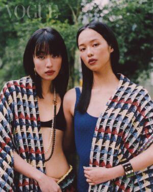 Wang Yu-xuan Instagram - #VogueECover  在彼此身上感受、學習並成長，她們似乎截然不同，卻又其實很像。

姐姐渝屏是一個很有要求的人，會替自己設規定，比方一週要運動三次，比方開始寫劇本的她，規定即使沒靈感，一天也必須在書桌前待五小時......，彷彿是一種限制，但她說，當你可以自我控制時，你的心其實是自由的；妹妹渝萱看似大大咧咧的隨興，卻是個徹頭徹尾的完美主義者，她知足卻又貪心的希望所有事都按自己的想法完成，心裡常天人交戰。

渝屏與渝萱不約而同走上表演之路，以表演為基底，揮灑屬於自己的獨特，就像一場雙人舞，她們踩踏著同樣的步伐，但書寫著不同軌跡，在行進中，各自燦爛。

🔗 看更多獨家精彩專訪內容，請點 @voguetaiwan 首頁連結

Talent: 王渝屏 ＠wang.yu.ping 王渝萱 ＠se8830

APAC Editorial Director: Leslie Sun @sunles
Project managing director: Amber Lo @yenchenlolo
Managing editor: Emma Huang @emmahuang1030

Photographer: Deon Wong @deonwong
Video Director: HsiangLin @hsiang0 
Director of Photography: Eric Chiang @chiang_shang_yun
Camera Assistant: Kenny Lee @bombomkenny
Gaffer: Cash Ng @cashng
Best Boy: Eddie Huang
Set Design: Chiu Lin 
Interview: Ariel Hsu 

Stylist: Kevin Cheng @orangekai @thekaiissue
Yuping
Makeup: Shin Tsai @shintsaimakeup
Hair: Uffie Chien @uffie1992
Yuxuan
Makeup: Nash Chen @nash_chen
Hair: Odye Weng（Hairmosa.lab） @odyeweng
Fashion: CHANEL @chanelofficial 

#王渝屏 ＃王渝萱 #vogueceleb
