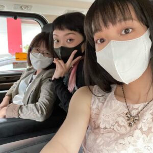 Wang Yu-xuan Instagram - 大家好
想跟大家更新及報告
今年四月底即將從幸星娛樂畢業啦

從踏入演員這條路開始一直都是林可喬女士陪在我身邊，教我如何對待演員這份工作，如何應對和保護自己，如何對演員這樣的職業保持高度的自持，而幸星娛樂的所有前輩們都是我的榜樣資優生，我打從心裡喜歡公司所有演員的開朗、樂觀及善良，希望之後我們也能繼續相遇，也祝福公司的你們一切順利，把幸福帶給身邊的工作人員和觀眾。小鈴姐、昊奇、林孫、少宗哥、家慧姐、政均、銀豪，真的每個都是讓人喜愛的存在和優秀的演員，好想跟你們一起演戲，當然還有傅傅和波妞、波妞爸媽，謝謝你們總是寵愛我。

我和林可喬女士也一起經歷了很多難關和挑戰，包括第一支長片、第一次入圍、第一次得獎、好幾次的意見不同、好幾次溝通與和解，每個人生快樂和沮喪的時刻都在彼此身旁，我們在對方身邊一起成長和冒險，一起闖了很多艱困的關卡（可能要配合我學校的時間是最難的一關🤣），謝謝妳當時願意相信一個沒人看見的肉肉小渝萱，謝謝妳的包容和努力，儘管有很多吵鬧，但美好的部分更多，謝謝慧翎導演讓我碰見妳，我愛妳。

未來會有更多的新挑戰
我會繼續以演員的身份向前
請大家繼續期待新的作品 
我也會繼續加油
謝謝幸星娛樂的你們

王渝萱