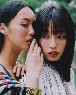 Wang Yu-xuan Instagram - #VogueECover  在彼此身上感受、學習並成長，她們似乎截然不同，卻又其實很像。

姐姐渝屏是一個很有要求的人，會替自己設規定，比方一週要運動三次，比方開始寫劇本的她，規定即使沒靈感，一天也必須在書桌前待五小時......，彷彿是一種限制，但她說，當你可以自我控制時，你的心其實是自由的；妹妹渝萱看似大大咧咧的隨興，卻是個徹頭徹尾的完美主義者，她知足卻又貪心的希望所有事都按自己的想法完成，心裡常天人交戰。

渝屏與渝萱不約而同走上表演之路，以表演為基底，揮灑屬於自己的獨特，就像一場雙人舞，她們踩踏著同樣的步伐，但書寫著不同軌跡，在行進中，各自燦爛。

🔗 看更多獨家精彩專訪內容，請點 @voguetaiwan 首頁連結

Talent: 王渝屏 ＠wang.yu.ping 王渝萱 ＠se8830

APAC Editorial Director: Leslie Sun @sunles
Project managing director: Amber Lo @yenchenlolo
Managing editor: Emma Huang @emmahuang1030

Photographer: Deon Wong @deonwong
Video Director: HsiangLin @hsiang0 
Director of Photography: Eric Chiang @chiang_shang_yun
Camera Assistant: Kenny Lee @bombomkenny
Gaffer: Cash Ng @cashng
Best Boy: Eddie Huang
Set Design: Chiu Lin 
Interview: Ariel Hsu 

Stylist: Kevin Cheng @orangekai @thekaiissue
Yuping
Makeup: Shin Tsai @shintsaimakeup
Hair: Uffie Chien @uffie1992
Yuxuan
Makeup: Nash Chen @nash_chen
Hair: Odye Weng（Hairmosa.lab） @odyeweng
Fashion: CHANEL @chanelofficial 

#王渝屏 ＃王渝萱 #vogueceleb