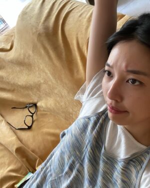 Wang Yu-xuan Instagram - 端午這一小時 向大家報告一下
有成功立蛋 要拿手機的時候被貓弄倒 
但我的人生通常是這樣 就算了