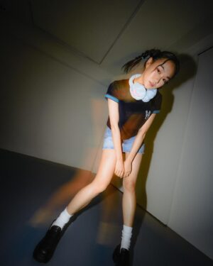 Wei Huang Instagram - 🧊💥💙🩵💥 
昨天在試衣間聽到了很好聽的歌，情不自禁的搖了30多秒，跳完才想到要搜歌就來不及了，只搜到下一首是Kartell-all in，如果你4/4 14:10剛好在京站zara上班，又剛好是你的歌單，拜託告訴我歌名🙏 旋律是登登等～登登等～登鄧等登～

Shirt @seivson 
earmuffs @fe3c_official
Event & gallery venue @stairs_space_