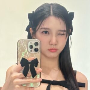 Wei Xia Instagram - 有幾個蝴蝶結呢🎀🖤
(*¯︶¯*)
