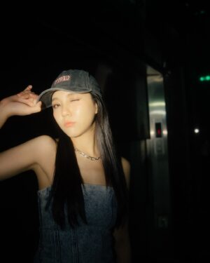 Wei Xia Instagram - 難得當辣妹🌶️✨
最近一直被這首歌洗腦 要不要來跳個reels(´･ω･`)

👗： @allsaints 
📷： @rockykao456