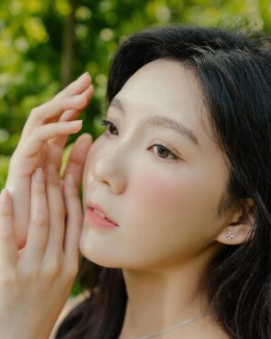 Wei Xia Instagram - 不跟你們說這組照片沒有業配會不會以為我要發新歌？
（其實沒有啦）也歡迎業配置入合作哇٩(˃̶͈̀௰˂̶͈́)و
我愛工作工作愛我 我更愛尼們♪( ´▽｀)

真的好喜歡這組森林系的照片，但其實當下是在當蚊蟲們的buffet！🧚‍♀️

📷： @rockykao456