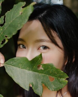 Wei Xia Instagram - 不跟你們說這組照片沒有業配會不會以為我要發新歌？
（其實沒有啦）也歡迎業配置入合作哇٩(˃̶͈̀௰˂̶͈́)و
我愛工作工作愛我 我更愛尼們♪( ´▽｀)

真的好喜歡這組森林系的照片，但其實當下是在當蚊蟲們的buffet！🧚‍♀️

📷： @rockykao456