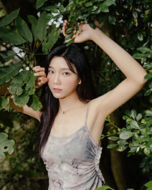 Wei Xia Instagram - 不跟你們說這組照片沒有業配會不會以為我要發新歌？
（其實沒有啦）也歡迎業配置入合作哇٩(˃̶͈̀௰˂̶͈́)و
我愛工作工作愛我 我更愛尼們♪( ´▽｀)

真的好喜歡這組森林系的照片，但其實當下是在當蚊蟲們的buffet！🧚‍♀️

📷： @rockykao456