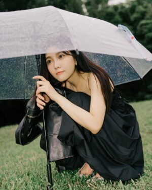 Wei Xia Instagram - 下雨天了怎麼辦🎵☔️

📷： @rockykao456
