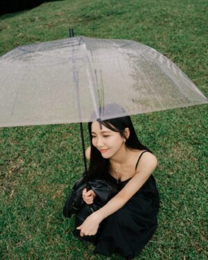 Wei Xia Instagram - 下雨天了怎麼辦🎵☔️

📷： @rockykao456
