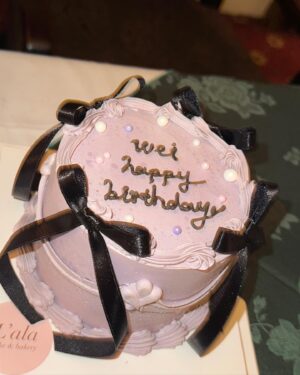 Wei Xia Instagram - 又長大了一歲🎂🎀💜
感謝這一年遇到的一切與你們
真的成長很多也磨練與瞭解自己不少(｡ ́︿ ̀｡)
真的真的好寶貴(*¯︶¯*)

也感謝朋友們每年都完成我這個少女心的人哈哈哈
謝謝歐膩 @summer811ie の愛
也感謝我13年朋友的愛(⁎⁍̴̛ᴗ⁍̴̛⁎)
今年又是蛋糕富翁哇哈哈哈哈

另外謝謝大家的祝福謝謝大家的愛戴🫶🏻
依照慣例每年生日願望前兩個都許給
我愛的人跟愛我的人都可以身體健康平平安安賺大錢唷٩(˃̶͈̀௰˂̶͈́)و